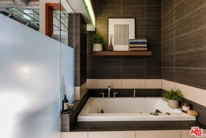 1152 N La Cienega Boulevard 201, West Hollywood, California 90069