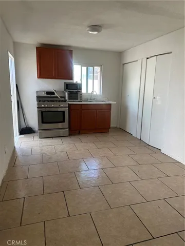 810 E H, Colton, California 92324