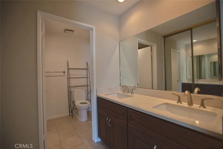 Full bathroom in the primary bedroom