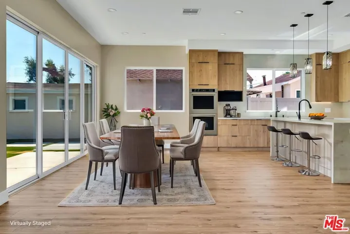 AI staged dining room