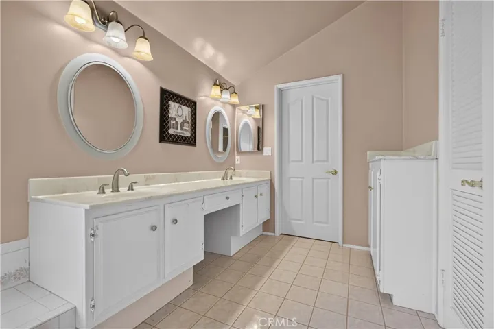 Master Suite Bathroom at upstaris