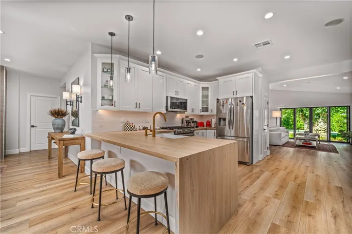 21327 Providencia, Woodland Hills, California 91364