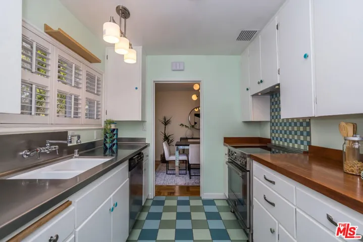 5383 Village, Los Angeles, California 90016