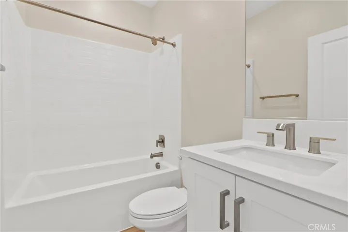 Hallway bath - natural
