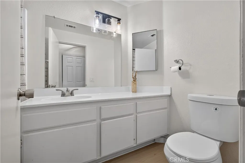 secondary full bathroom
