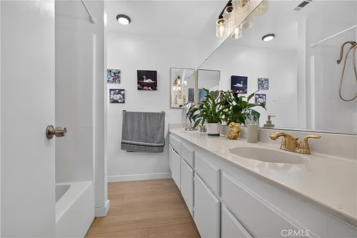 Master  bathroom