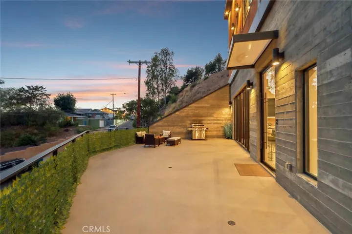 8504 Outland View Drive, Sun Valley, California 91352
