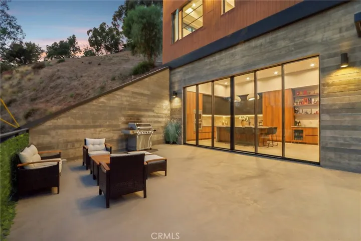 8504 Outland View Drive, Sun Valley, California 91352