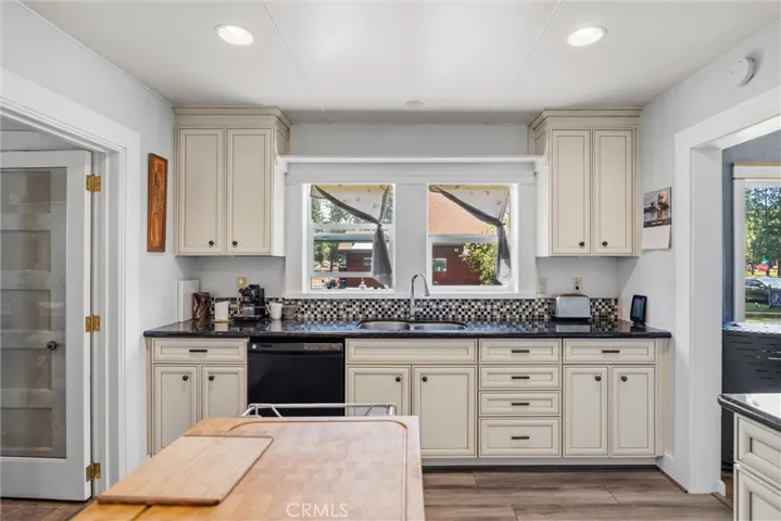104 Elm, Westwood, California 96137