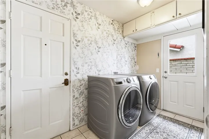 Laundry Room with washer & dryer hook-upExs