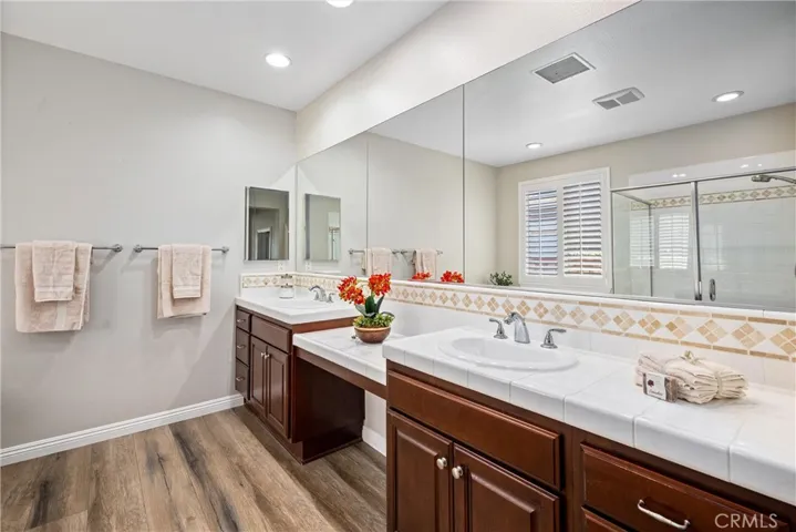 Double sink and vanity area