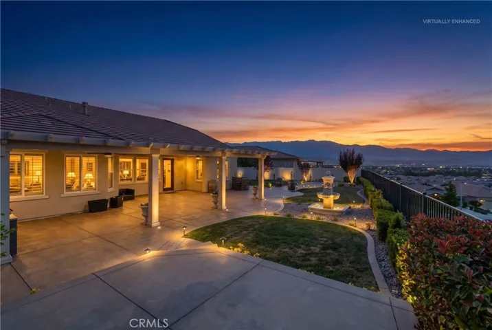Serene & Private Back Yard