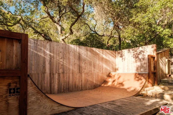 21717 Encina Road, Topanga, California 90290