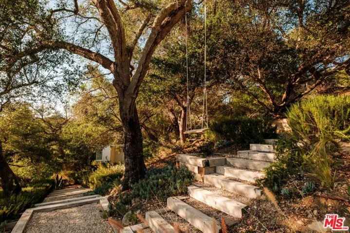 21717 Encina Road, Topanga, California 90290