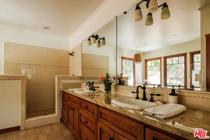 21717 Encina Road, Topanga, California 90290