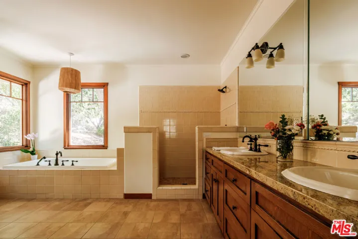 21717 Encina Road, Topanga, California 90290