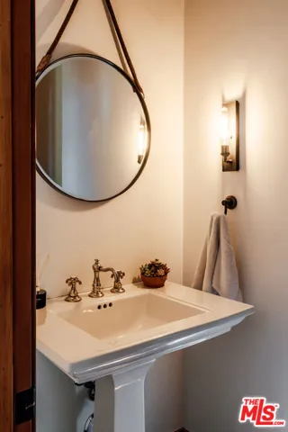 21717 Encina Road, Topanga, California 90290