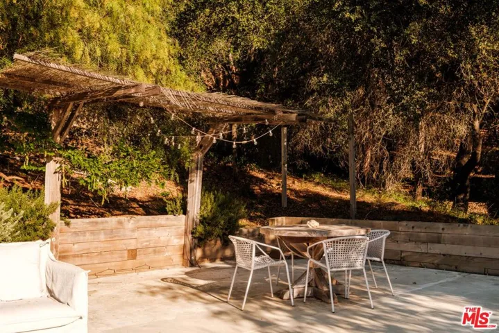 21717 Encina Road, Topanga, California 90290
