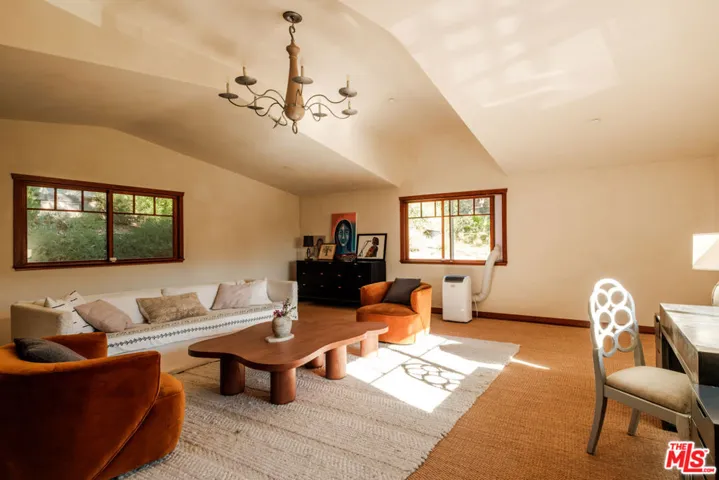 21717 Encina Road, Topanga, California 90290