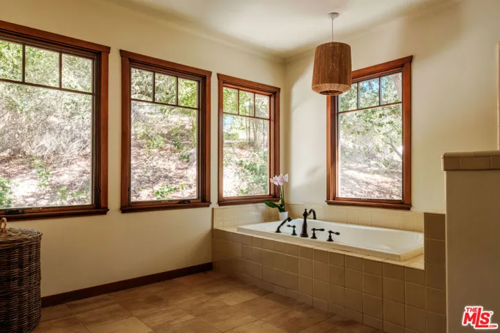 21717 Encina Road, Topanga, California 90290