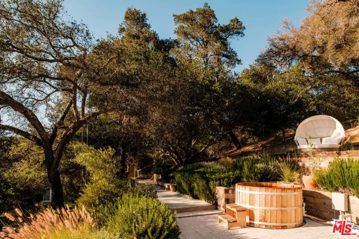 21717 Encina Road, Topanga, California 90290