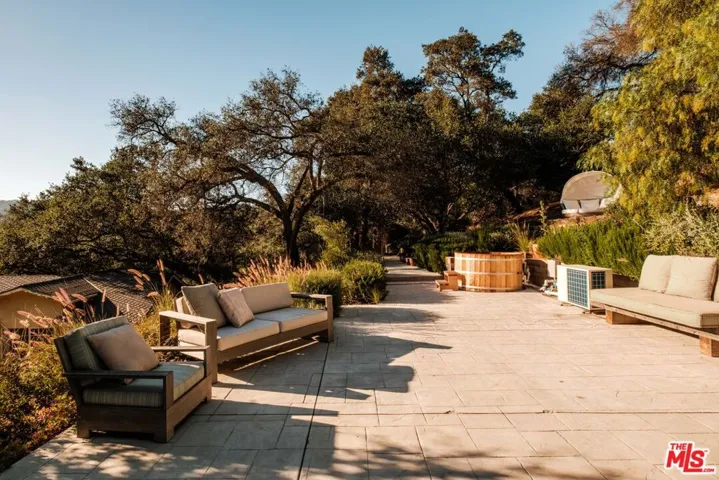 21717 Encina Road, Topanga, California 90290