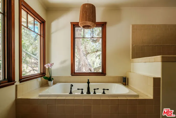 21717 Encina Road, Topanga, California 90290
