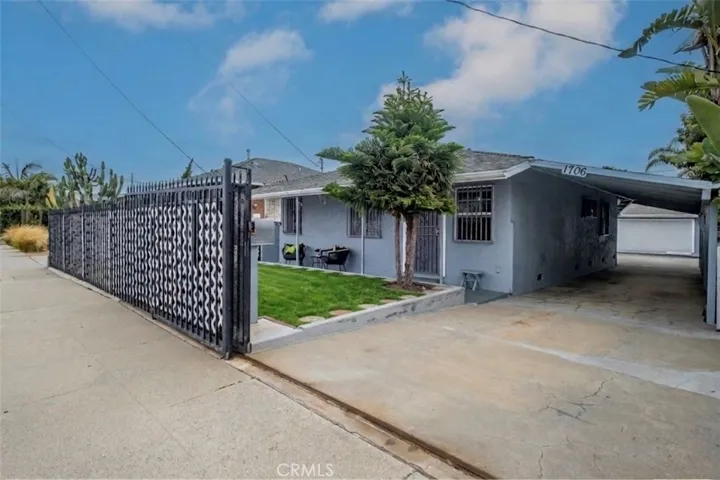 Front of the House
Digitally staged with grass.
