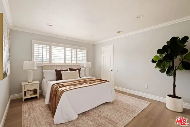 5511 Alcove Avenue, Valley Village, California 91607