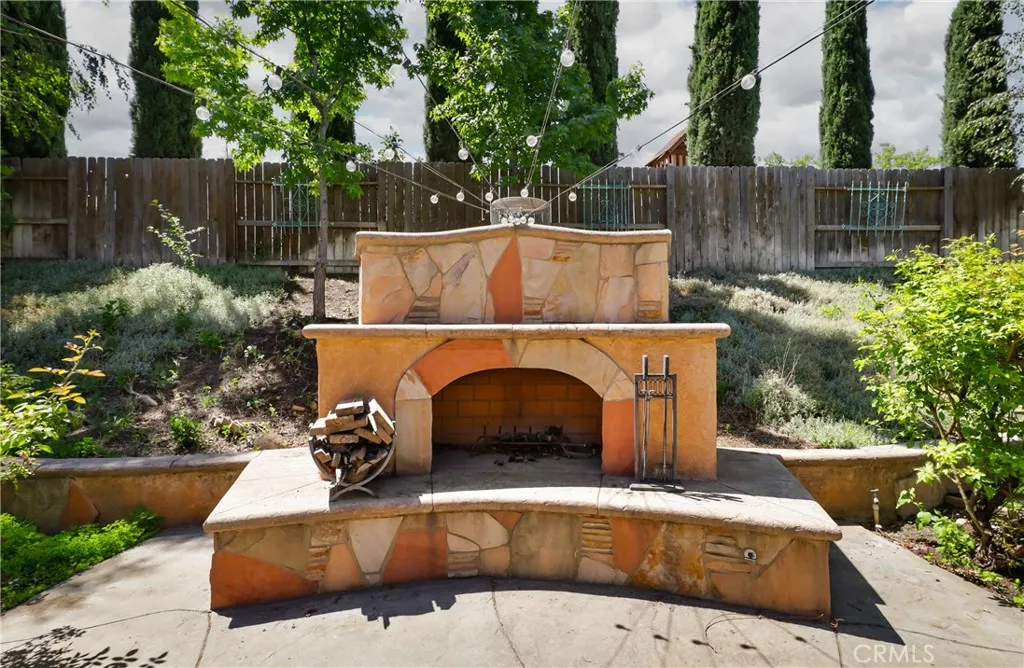 ENCHANTING FIREPLACE IN BACKYARD!!!