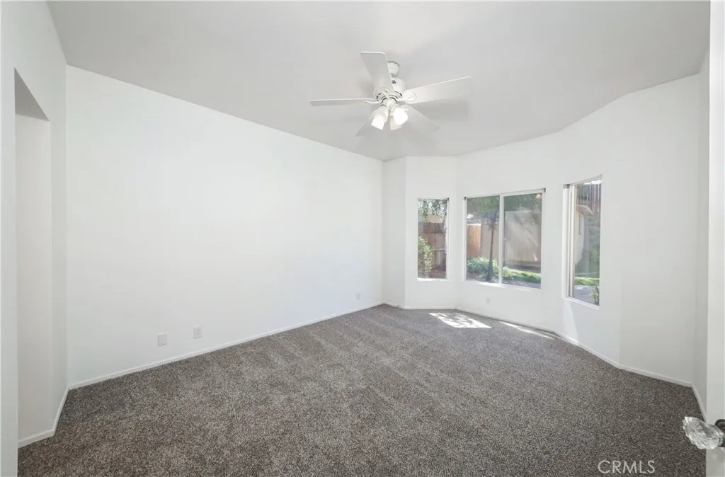 BLINDS added to HUGE first floor guest room with ensuite bathroom and closet!  WOW