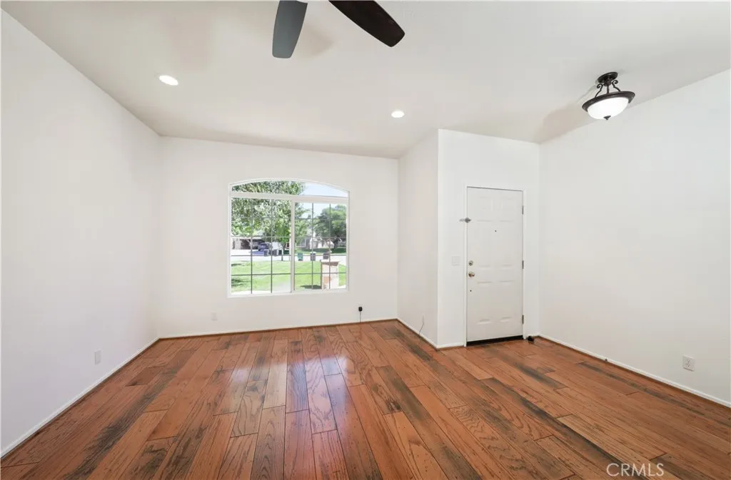 LOOK AT THOSE WOOD FLOORS!
