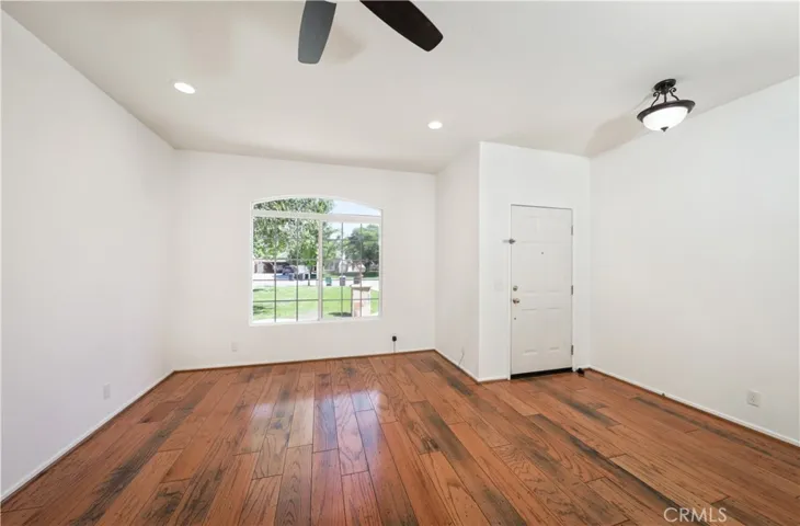 LOOK AT THOSE WOOD FLOORS!
