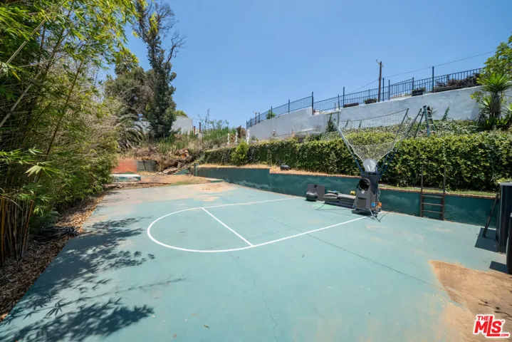 747 Radcliffe Avenue, Pacific Palisades, California 90272