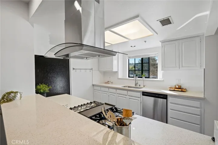 Kitchen with quartz counters