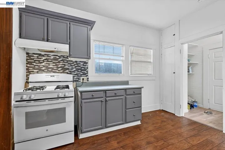 950 Loomis Ct, Oakland, California 94606