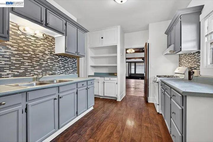 950 Loomis Ct, Oakland, California 94606