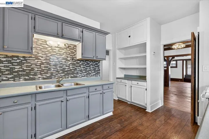 950 Loomis Ct, Oakland, California 94606
