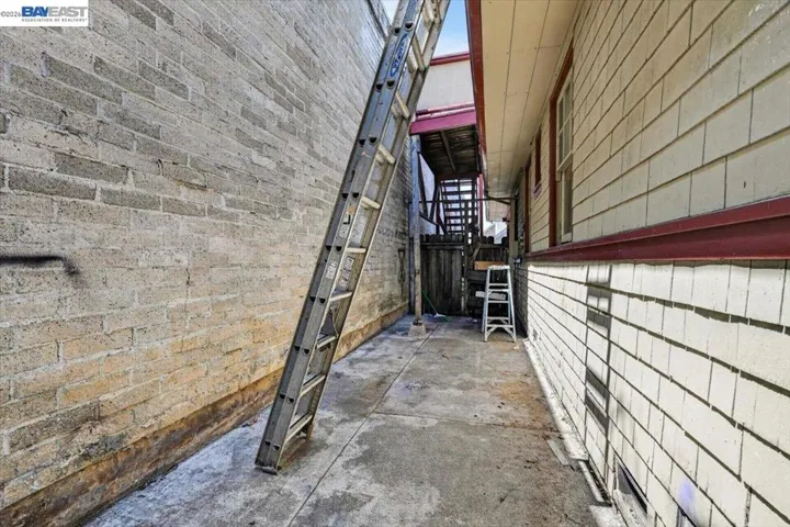 950 Loomis Ct, Oakland, California 94606