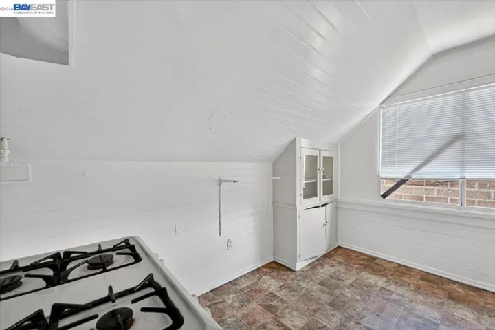 950 Loomis Ct, Oakland, California 94606