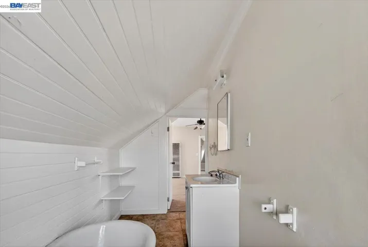 950 Loomis Ct, Oakland, California 94606