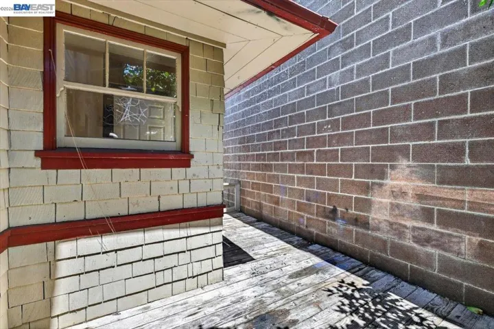 950 Loomis Ct, Oakland, California 94606