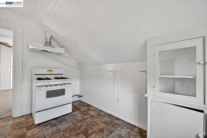 950 Loomis Ct, Oakland, California 94606