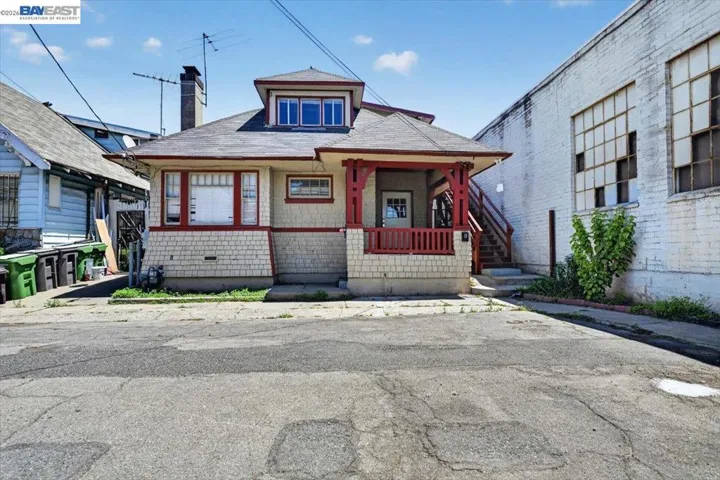 950 Loomis Ct, Oakland, California 94606