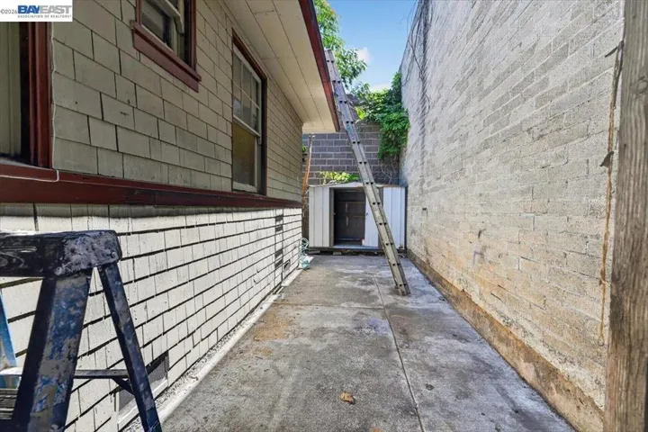 950 Loomis Ct, Oakland, California 94606