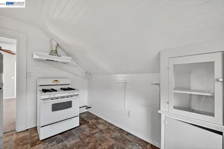 950 Loomis Ct, Oakland, California 94606