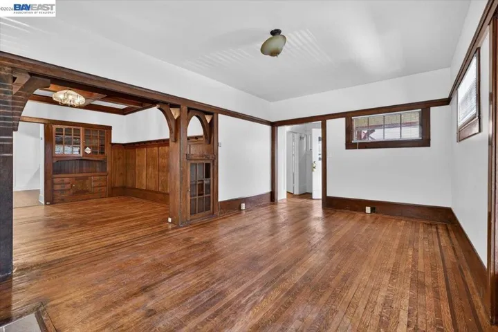 950 Loomis Ct, Oakland, California 94606