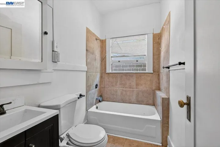 950 Loomis Ct, Oakland, California 94606