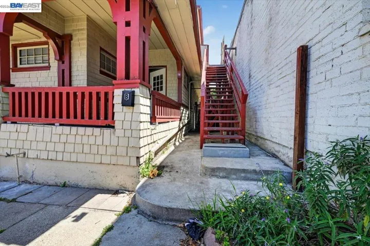 950 Loomis Ct, Oakland, California 94606
