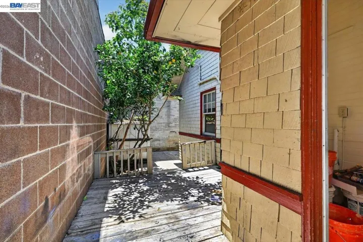 950 Loomis Ct, Oakland, California 94606